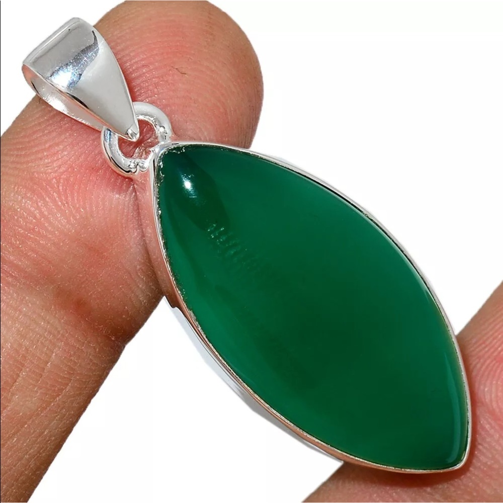 Vibrant green onyx silver pendant - Picture 3 of 5